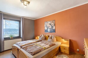 Desk, iron/ironing board, WiFi, bed sheets