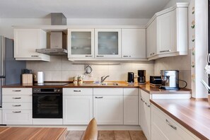 Fridge, oven, stovetop, dishwasher - Holiday Home 'Ferienhaus Olbernhau' with Private Terrace, Private Garden and Wi-Fi (Olbernhau)