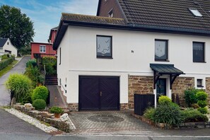 Exterior - Holiday Home 'Ferienhaus Olbernhau' with Private Terrace, Private Garden and Wi-Fi (Olbernhau)