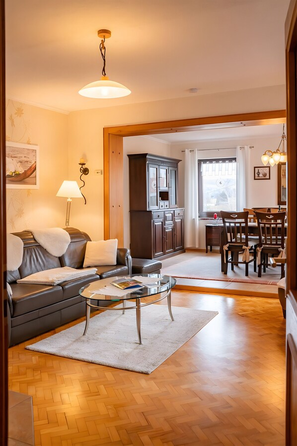 Living area - Holiday Home 'Ferienhaus Olbernhau' with Private Terrace, Private Garden and Wi-Fi (Olbernhau)