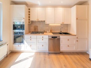 雪櫃、微波爐、焗爐、爐具