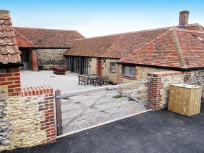 Outdoor dining - The Shelter Shed, rustic retreat surrounded by Dorset countryside (Wareham)