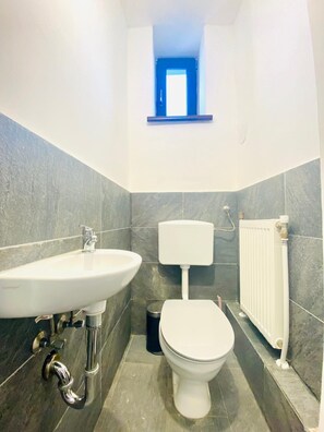 Basic-Apartment | Badezimmer | Dusche, kostenlose Toilettenartikel, Handtücher, Seife