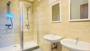 Basic-Apartment | Badezimmer | Dusche, kostenlose Toilettenartikel, Handtücher, Seife