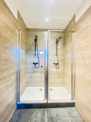 Căn hộ cơ bản | Phòng tắm | Buồng tắm vòi sen, đồ dùng nhà tắm miễn phí, khăn tắm, xà phòng 