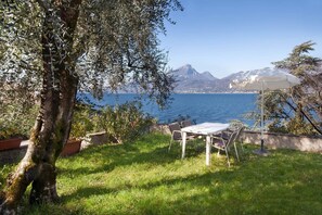 Outdoor dining - Villa Cesarina-Total lake view (Brenzone sul Garda)