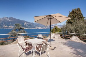 Outdoor dining - Villa Cesarina-Total lake view (Brenzone sul Garda)