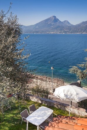 Outdoor dining - Villa Cesarina-Total lake view (Brenzone sul Garda)