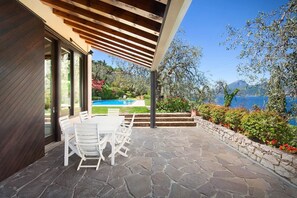 Outdoor dining - Villa Dismero-With pool and garden (Brenzone sul Garda)