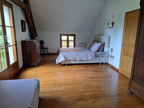 Cuna de viaje, wifi gratis y ropa de cama 