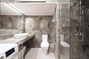 Apartamento, 2 quartos, sacada, vista para a cidade | Banheiro | Chuveiro, chuveiro com efeito de chuva