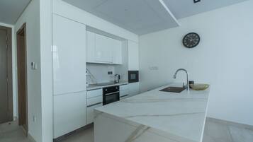 Deluxe Townhome, Balcony | Dapur peribadi | Pembancuh kopi/teh, cerek elektrik