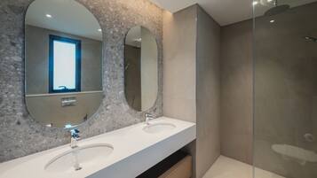 Deluxe-Stadtwohnung, Balkon | Dusche im Bad