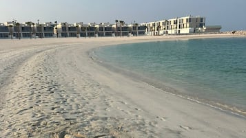 Einkaströnd í nágrenninu