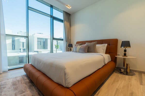 ملاءات من القطن المصري وأغطية فراش متميزة وخزنة داخل الغرفة