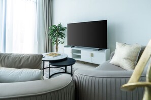 Townhouse – deluxe, balkong | Oppholdsområde | En 55-tommers smart-TV med digitale kanaler samt Netflix