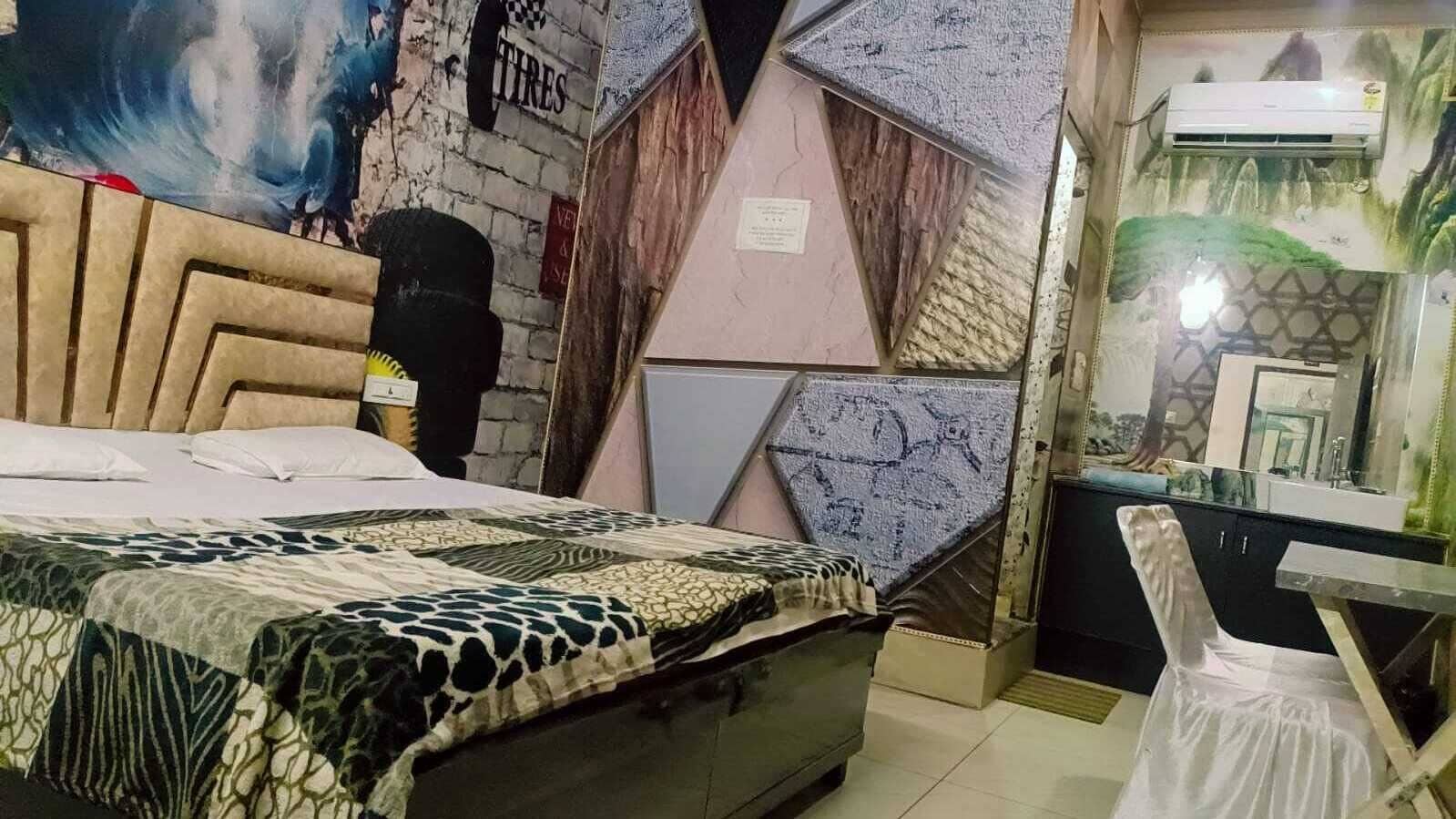 Desk, laptop workspace, rollaway beds, free WiFi