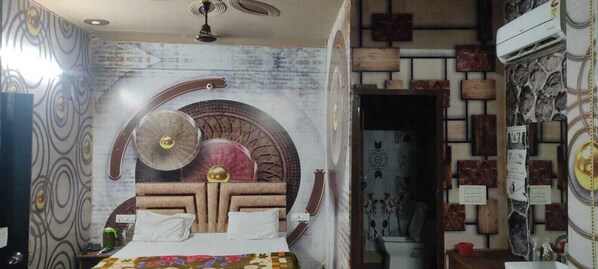 Escritorio y espacio para trabajar con laptop 