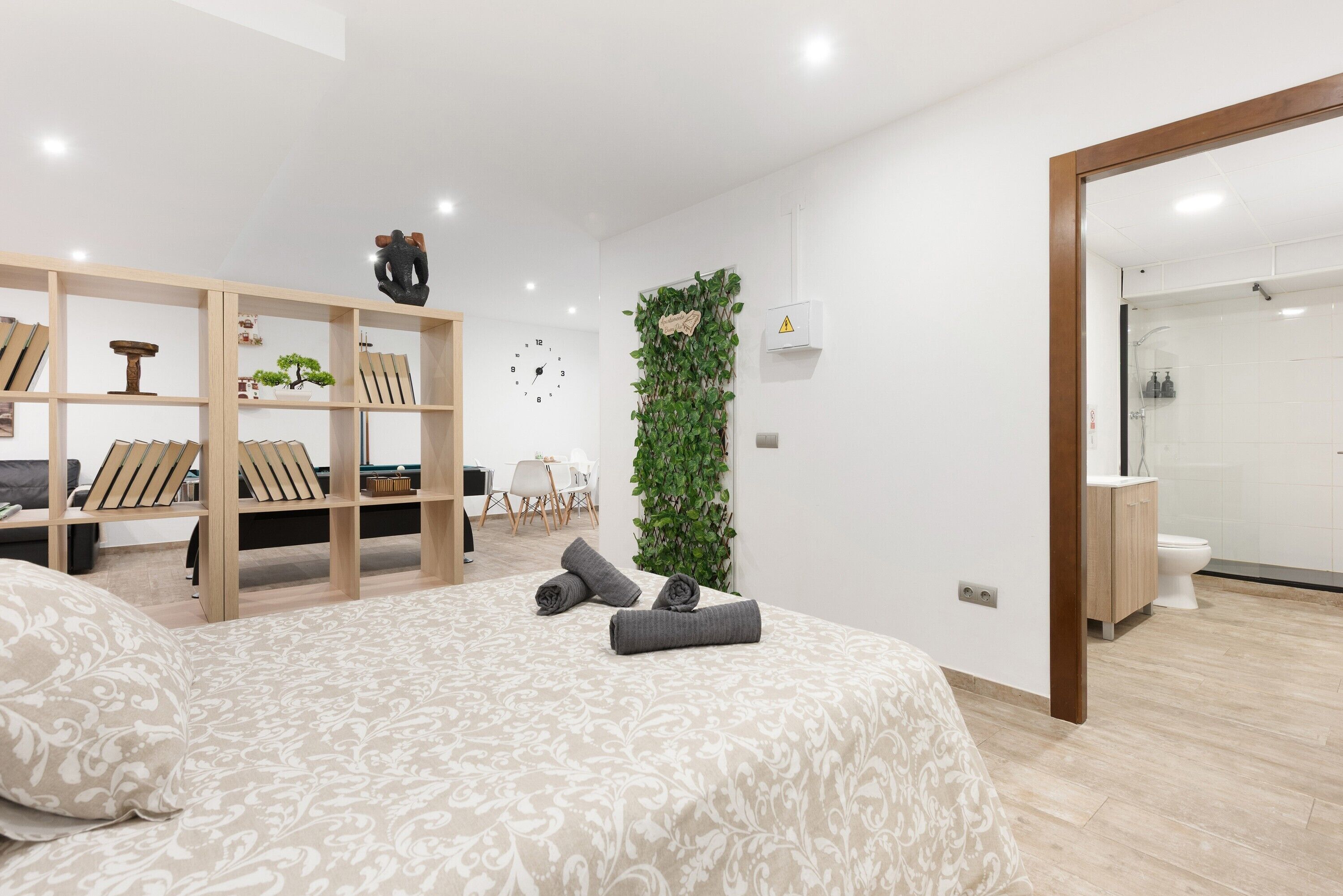 Een strijkplank/strijkijzer, wifi, beddengoed