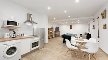 Frigorífico, microondas, horno y placa de cocina