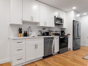 Jääkaappi, mikroaaltouuni, uuni, liesi