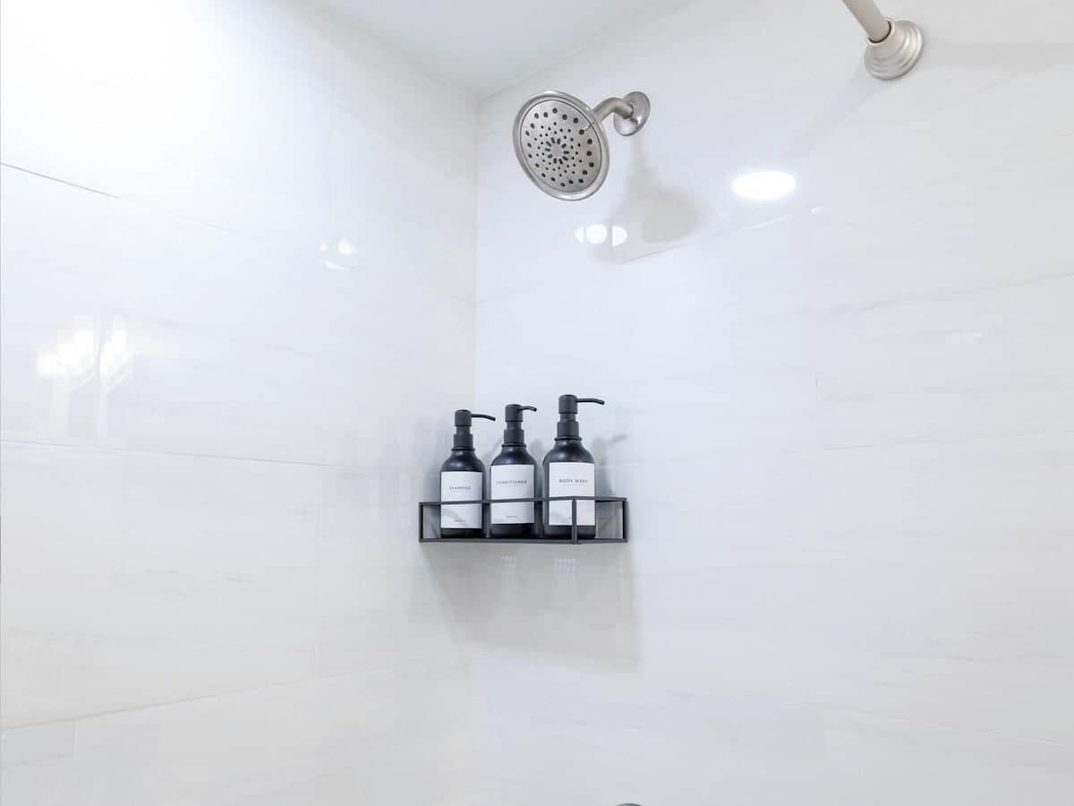 Haartrockner, Handtücher, Seife, Shampoo