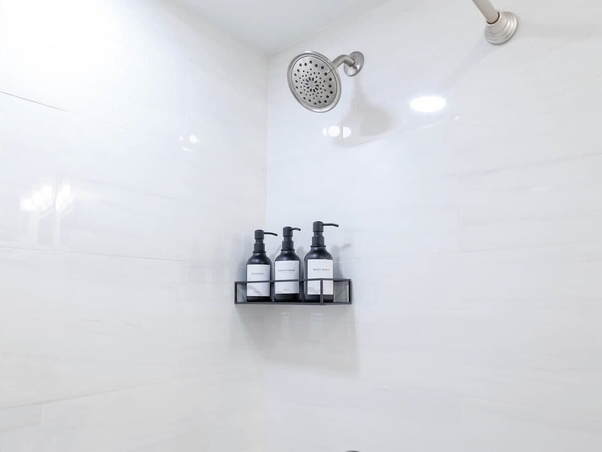 Sèche-cheveux, serviettes fournies, savon, shampoing