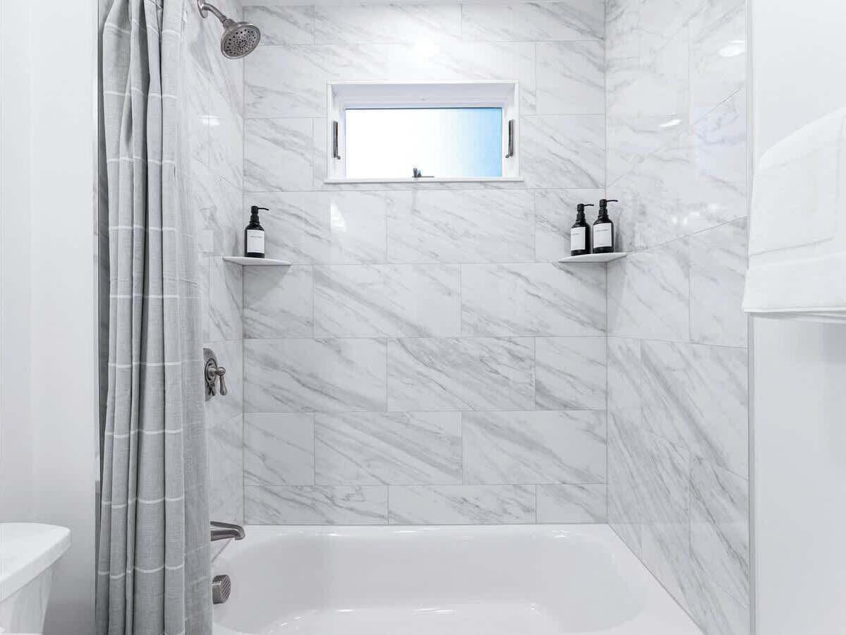 Asciugacapelli, asciugamani, sapone, shampoo