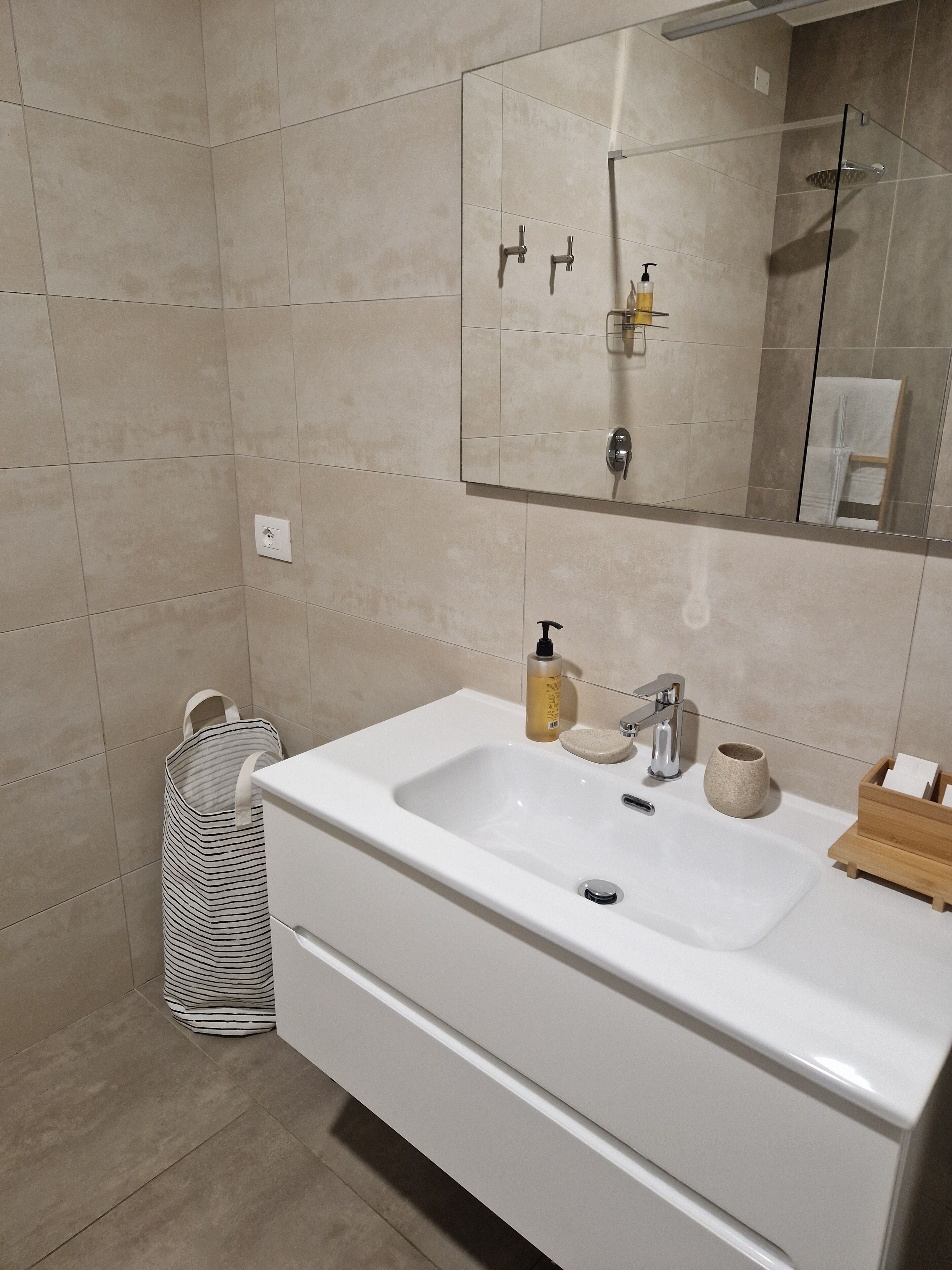 Appartamento Comfort | Bagno | Set di cortesia gratuito, asciugacapelli, bidet, asciugamani