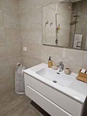 Apartamento conforto | Banheiro | Produtos de toalete grátis, secador de cabelo, toalhas de banho 