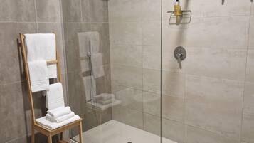 Apartamento conforto | Banheiro | Produtos de toalete grátis, secador de cabelo, toalhas de banho