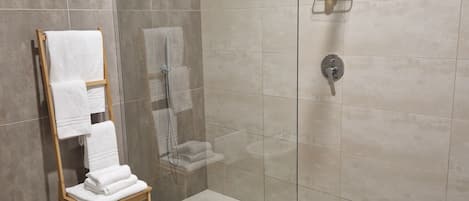 Appartement Confort | Salle de bain | Articles de toilette (gratuits), séchoir à cheveux, serviettes fournies