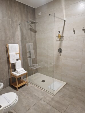 Comfort-Apartment | Badezimmer | Kostenlose Toilettenartikel, Haartrockner, Handtücher, Seife