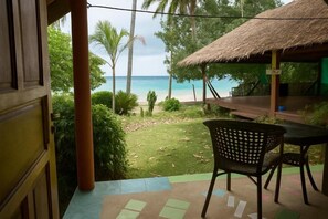 In-room safe, desk, free WiFi, bed sheets - Samma Karuna Resort - Intoxicants free (Ko Pha-ngan)