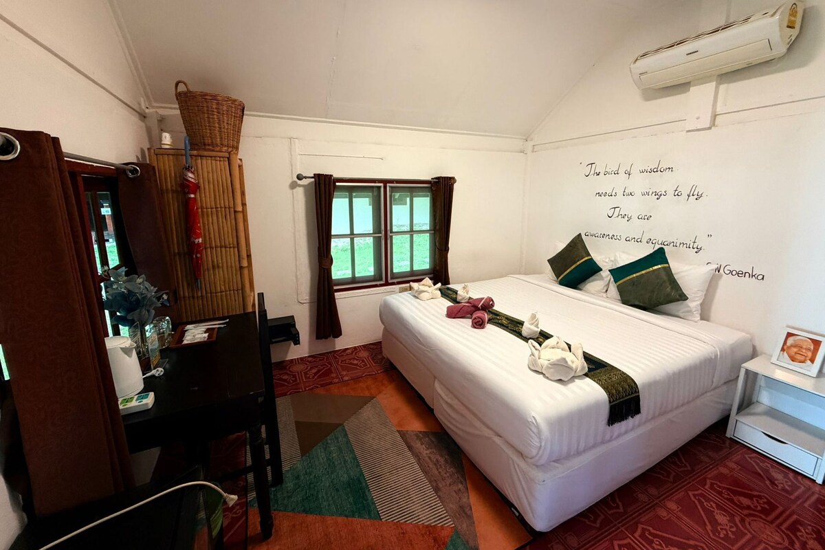 In-room safe, desk, WiFi (free), bed sheets