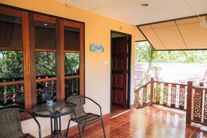 Quarto luxo, 1 cama Queen, para não fumantes, vista para o mar | Cofres nos quartos, escrivaninha, Wi-Fi de cortesia, roupa de cama