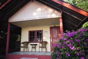 セーフティボックス (室内)、デスク、WiFi (無料)、ベッドシーツ