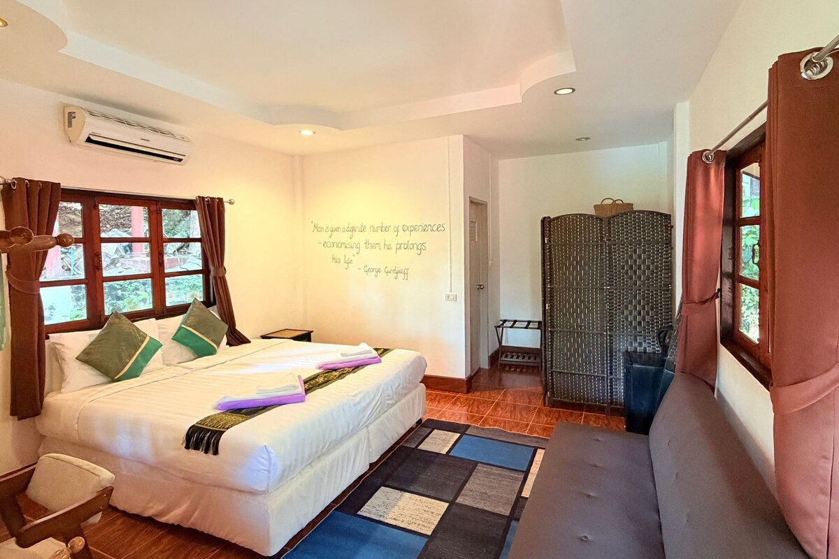 In-room safe, desk, WiFi (free), bed sheets