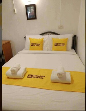 Habitación doble, vista a la colina | Cortinas blackout, tabla de planchar con plancha y wifi gratis 