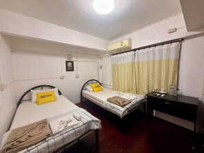 Habitación con 1 cama matrimonial o 2 individuales | Cortinas blackout, tabla de planchar con plancha y wifi gratis 