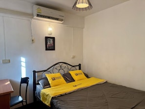 Habitación doble, vistas a la colina | Cortinas opacas, tabla de planchar con plancha, wifi gratis