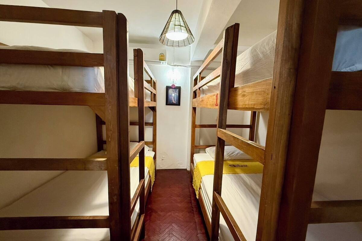 Habitación, vista a la colina | Cortinas blackout, tabla de planchar con plancha y wifi gratis