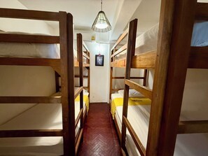 Habitación, vista a la colina | Cortinas blackout, tabla de planchar con plancha y wifi gratis 