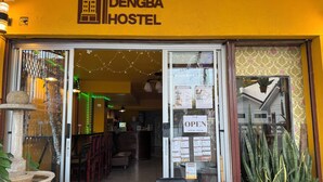 La entrada al Dengba Hostel, con un cartel que indica que está abierto.