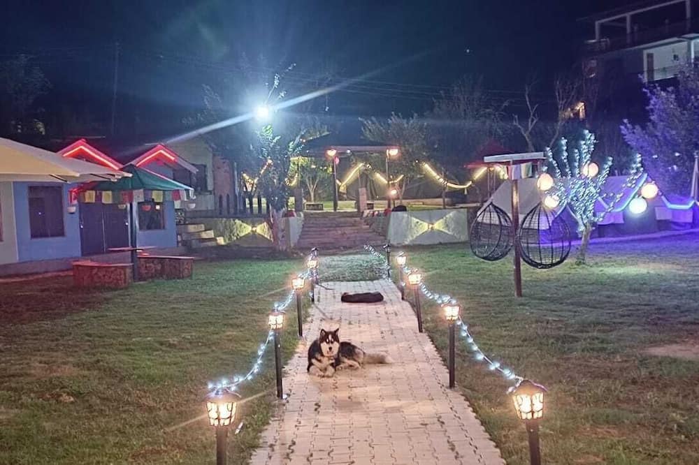 Red Leaf Resort & Cafe