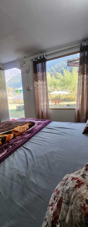 أسرّة قابلة للطي وواي فاي مجانًا وملاءات أسرّة