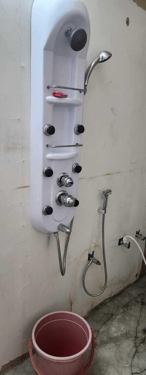 تجهيزات دش، مستلزمات مجانية للعناية الشخصية، مناشف، صابون