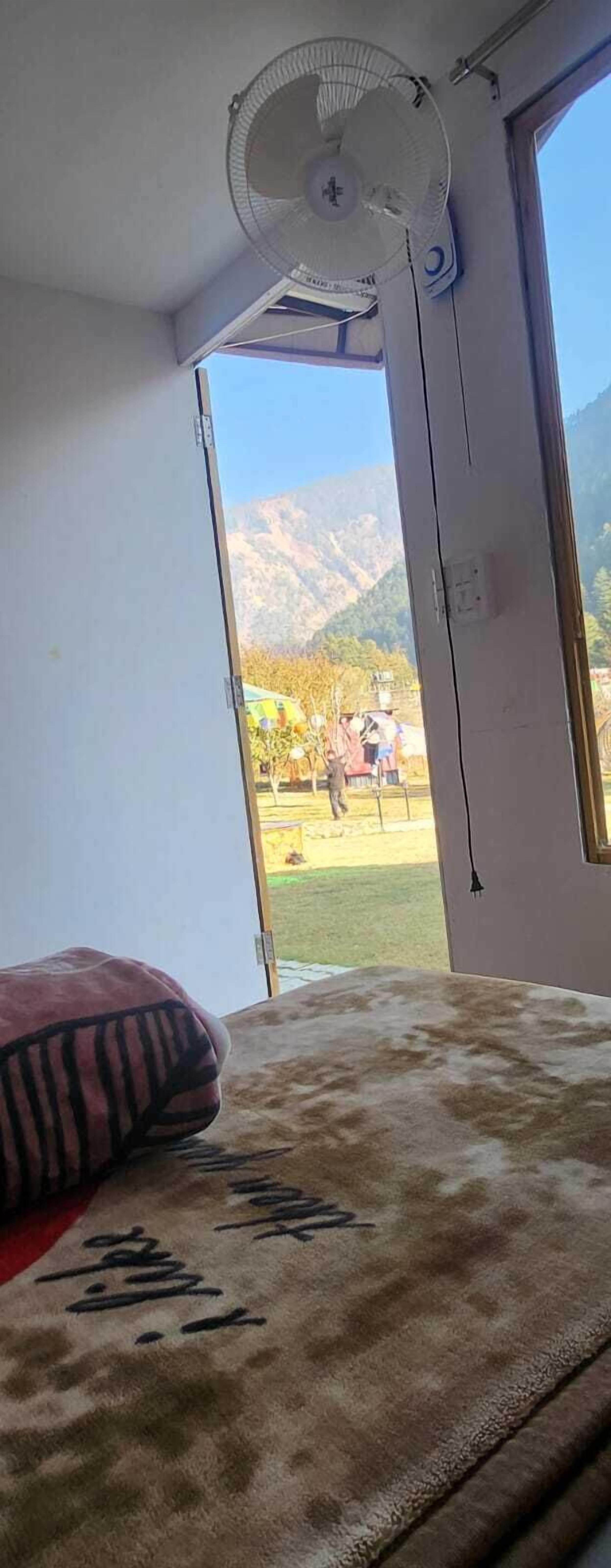 Deluxe Room | Rollaway beds, free WiFi, bed sheets