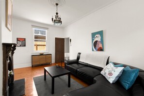 TV - Art Deco Era Guest Cottage with Off Street Parking (Northcote)