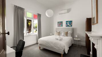 Desk, iron/ironing board, WiFi, bed sheets